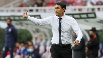 Beñat San José da indicaciones a sus jugadores durante el partido contra Chivas