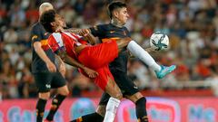 ANTALYA, TURKIYE - MAY 20: Erick Pulgar (R) of Galatasaray in action against Luiz Adriano (L) of Fraport TAV Antalyaspor during Turkish Super Lig week 38 soccer match between Fraport TAV Antalyaspor and Galatasaray at Antalya Stadium in Antalya, Turkiye on May 20, 2022. (Photo by Mustafa Ciftci/Anadolu Agency via Getty Images)