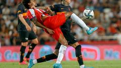 ANTALYA, TURKIYE - MAY 20: Erick Pulgar (R) of Galatasaray in action against Luiz Adriano (L) of Fraport TAV Antalyaspor during Turkish Super Lig week 38 soccer match between Fraport TAV Antalyaspor and Galatasaray at Antalya Stadium in Antalya, Turkiye on May 20, 2022. (Photo by Mustafa Ciftci/Anadolu Agency via Getty Images)