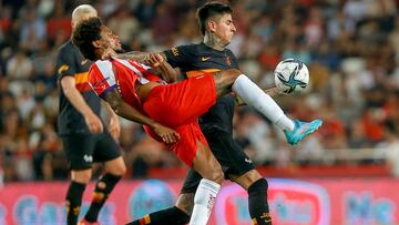 ANTALYA, TURKIYE - MAY 20: Erick Pulgar (R) of Galatasaray in action against Luiz Adriano (L) of Fraport TAV Antalyaspor during Turkish Super Lig week 38 soccer match between Fraport TAV Antalyaspor and Galatasaray at Antalya Stadium in Antalya, Turkiye on May 20, 2022. (Photo by Mustafa Ciftci/Anadolu Agency via Getty Images)