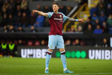 En enero de 2022, Wout Weghorst pone fin a su etapa en Alemania y el Wolfsburgo recibe 17 millones y medio de euros por su traspaso. Sus primeros meses no fueron los esperados para el jugador, que vio el descenso del Burnley, lo que propició que esta última campaña jugara cedido en el Besiktas, la primera parte de ella, y después diera un paso adelante al disputar desde enero hasta junio la campaña con el Manchester United. El ascenso a los mandos de Kompany le vuelve a poner en plantilla de los ‘clarets’.