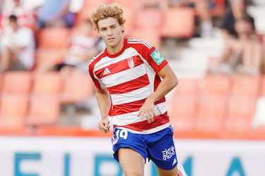 Severa derrota del Granada con malestar de la afición