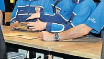 <b>Curiosa imagen.</b> Antes de irse a los vestuarios, Juande Ramos improvisó una charla con los capitanes (Javi Navarro, David y Martí) y el director deportivo Monchi en el césped de la ciudad deportiva. La concentración en Cartaya y el trascendental partido de mañana obliga a intensificar el trabajo.