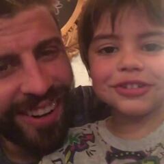 Piqué posa con los padres de Shakira y canta con Milan al Barça