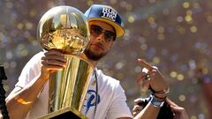 Golden State Warriors volvieron a ganar la NBA. Stephen Curry brinda el trofeo a su afición en la celebración por las calles de la ciudad.