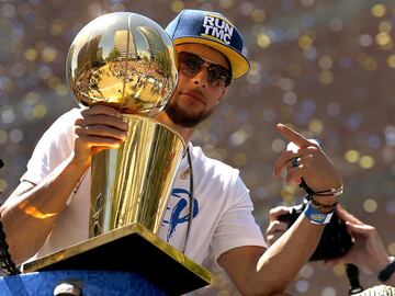 Golden State Warriors volvieron a ganar la NBA. Stephen Curry brinda el trofeo a su afición en la celebración por las calles de la ciudad.