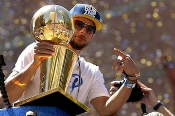 Golden State Warriors volvieron a ganar la NBA. Stephen Curry brinda el trofeo a su afición en la celebración por las calles de la ciudad.