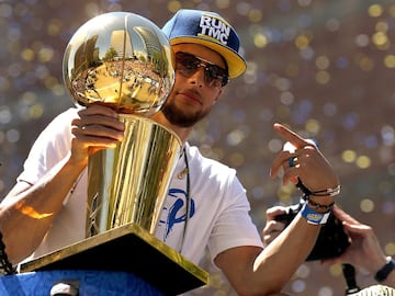 Golden State Warriors volvieron a ganar la NBA. Stephen Curry brinda el trofeo a su afición en la celebración por las calles de la ciudad.