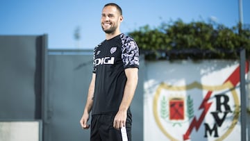 Mario Su&aacute;rez posa frente al escudo de la Ciudad Deportiva.