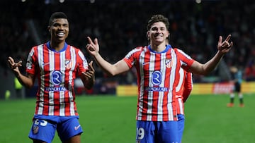 Reinildo celebra con Julián Alvarez el triunfo ante el Bayer Leverkusen.