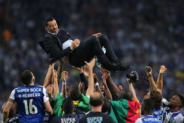  FC Porto's head coach Sergio Conceicao celebrates with his players after their Portuguese First League soccer match between FC Porto and CD Feirense, held at Dragao Stadium, in Porto, northern Portugal, 06 May 2018. 