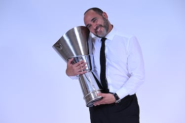 Chus Mateo, posando con el trofeo de la Euroliga.