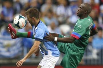 El centrocampista francés del Levante, Mohamed Lamine Sissoko (d), lucha el balón con el centrocampista del Málaga, Ignacio Camacho.