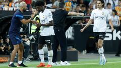 Cavani greets Gattuso in a Valencia match.
