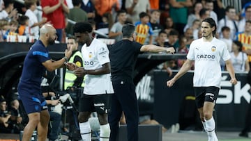 Cavani greets Gattuso in a Valencia match.