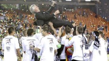 Ancelotti manteado por los jugadores después de conquistar la Copa del Rey en 2014