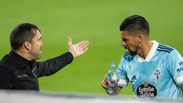 Eduardo Coudet habla con Nolito durante el partido entre el Celta y el Levante en Balaídos.