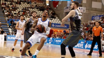 GRAF8675. LUGO, 26/05/2019.- El jugador del San Pablo Burgos Branden Frazier (i) entra a zona ante la defensa del jugador del Caf&eacute;s Candelas Breog&aacute;n Johan L&ouml;fberg (d), durante el partido correspondiente a la trig&eacute;simo cuarta y &uacute;ltima jornada de Liga Endesa, disputada en el Pazo Provincial dos Dep, en Lugo. EFE/Eliseo Trigo