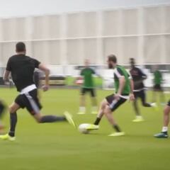 Cristiano Ronaldo linking up in Juventus training
