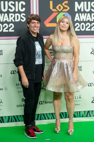 Dani Moreno y Cristina Bosc¨¢ posan en el photocall de la alfombra roja de Los40 Music Awards 2022.