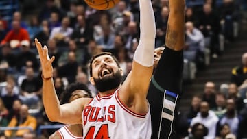 Nikola Mirotic captura un rebote ante John Henson.