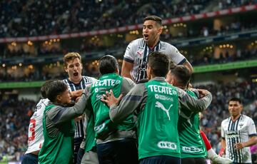 Jugadores de Monterrey festejan el triunfo 2-1 sobre Necaxa en la jornada 8 del Clausura 2023 de la Liga MX.