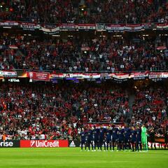 El minuto de silencio del Ajax-United acabó con aplausos