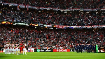 El minuto de silencio del Ajax-United acabó con aplausos