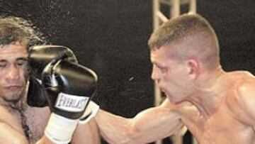 <b>ATAQUE TOTAL</b>. El puño de Karim se estrella en la cabeza de Kaya.