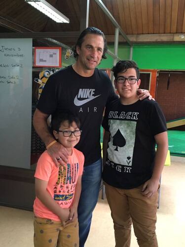 Pizzi se distrae visitando uno de los institutos de la Teletón