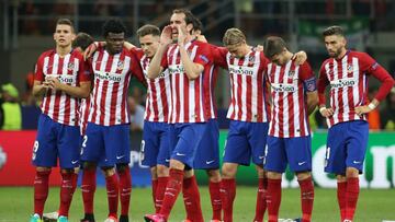 Los jugadores del Atl&eacute;tico, durante la tanda.