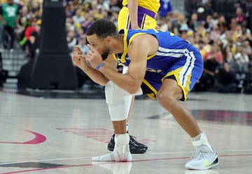 Gesto  de Stephen Curry durante el duelo frente a Los Angeles Lakers.