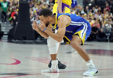 Gesto  de Stephen Curry durante el duelo frente a Los Angeles Lakers.