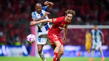 Luis Quinones (L) of Pachuca fights for the ball with Marcel Ruiz (R) of Toluca during the 15th round match between Toluca and Pachuca as part of the Liga BBVA MX, Torneo Apertura 2025 at Nemesio Diez Stadium, on October 26, 2025 in Toluca, Estado de Mexico, Mexico.