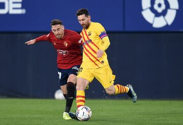 Messi controla el balón ante Kike Barja.