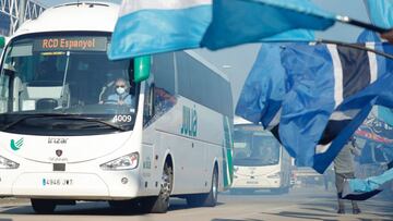 El autocar del Espanyol, a su salida del RCDE Stadium camino de Almería.