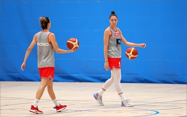 “Jugadora polivalente. Hace trabajo de ‘tres’ y ‘cuatro’. Tiradora letal y una gran jugadora de rol, específico de defensa y de lo que se necesite. Una gran luchadora”.