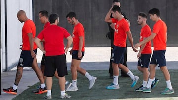 Los futbolistas se dirigen al gimnasio.