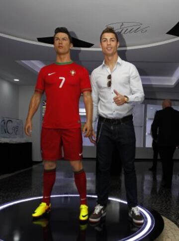 Cristiano Ronaldo inauguró en su tierra natal, Madeira, el museo que da forma a toda su trayectoria profesional. En la imagen, Cristiano Ronaldo con su réplica en cera.