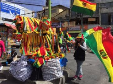 Los hinchas colombianos se toman las calles de La Paz