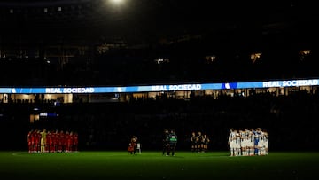 SAN SEBASTI?N, 09/03/2025.- Minuto de silencio en memoria de I?aki Lasa Araiztegui, exjugador de la Real, y de Carles Mi?arro, doctor del FC Barcelona, antes de comenzar el partido de la jornada 27 de LaLiga entre Real Sociedad y Sevilla FC, este domingo en el Reale Arena, en San Sebasti¨¢n.-EFE/ Javier Etxezarreta