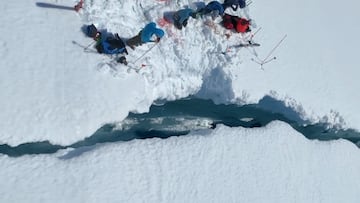 Grietas en glaciares con personas observando.