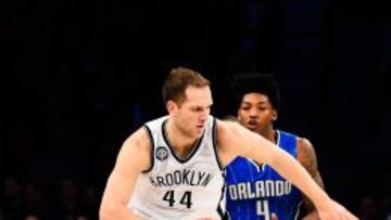 Bojan Bogdanovic supera a Elfrid Payton.