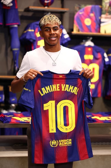 El delantero español del Barcelona, Lamine Yamal, en el acto de  presentación de su nueva camiseta número 10 en la tienda del estadio Camp Nou.
