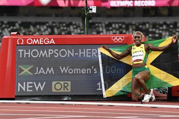 La atleta jamaicana, Elaine Thompson-Herah, posa con su tiempo tras vencer en la final femenina de los 100 metros lisos, además consiguiendo el récord olímpico de la prueba.