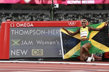 La atleta jamaicana, Elaine Thompson-Herah, posa con su tiempo tras vencer en la final femenina de los 100 metros lisos, además consiguiendo el récord olímpico de la prueba.