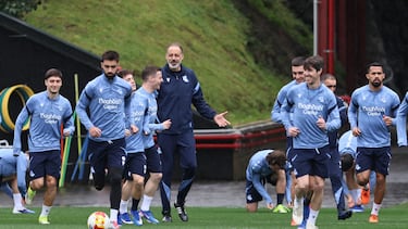 Los jugadores de la Real Sociedad se ejercitan en Zubieta mientras bromean con el entrenador, Pellegrino Matarazzo.