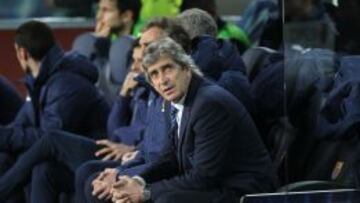 Pellegrini, en el banquillo del Camp Nou.