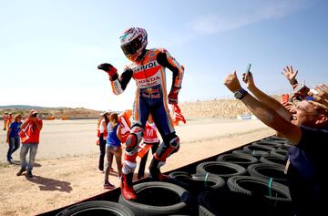 Marc encarriló su victoria en el campeonato con el triunfo en el GP de Aragón y lo celebró con los espectadores con un curiososo baile