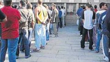 <b>QUEDAN ENTRADAS. </b>El Calderón registró ayer grandes colas para comprar entradas. Aún quedan 2.000 localidades, que el club está seguro de que se venderán hoy. Las taquillas abren a las 11:00.